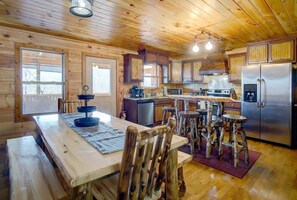 Microwave, oven, stovetop, dishwasher - Wood Cabin w/MTN Views, Community Pool, large Deck, large 2400sq ft, pool tble (Sevierville)