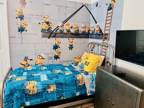 6 quartos, escrivaninha, ferros/tábuas de passar roupa, berço de viagem