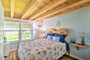 3 bedrooms, desk, Internet, bed sheets - Furnished Deck & Dock: Renovated Sargent Cabin! (Bay City)