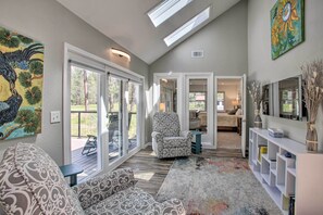 TV, fireplace - All-Seasons Chewelah Home: Fish, Golf & Ski! (Chewelah)
