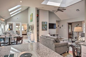 TV, fireplace - All-Seasons Chewelah Home: Fish, Golf & Ski! (Chewelah)