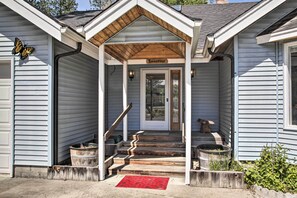 Exterior detail - All-Seasons Chewelah Home: Fish, Golf & Ski! (Chewelah)