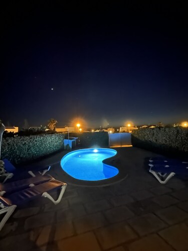 Villa Lola: seaviews, private pool & lush yard