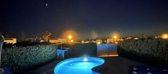Villa Lola: seaviews, private pool & lush yard