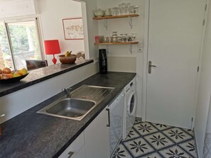 Kjøleskap, ovn, oppvaskmaskin og brødrister