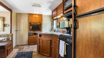Refrigerador, microondas, parrilla de estufa y cafetera y tetera