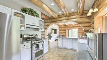 Réfrigérateur, micro-ondes, plaque de cuisson, lave-vaisselle