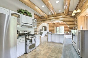 Réfrigérateur, micro-ondes, plaque de cuisson, lave-vaisselle