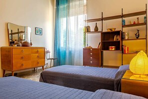 2 quartos, ferros/tábuas de passar roupa, berço de viagem