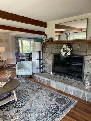 Smart TV, fireplace