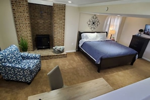 4 habitaciones, escritorio y tabla de planchar con plancha 