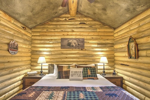 Cozy and Rustic "Bear Themed" Cabin~private pond and 7 miles to YNP entrance!