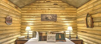 Cozy and Rustic "Bear Themed" Cabin~private pond and 7 miles to YNP entrance!