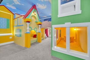 6 bedrooms, iron/ironing board, WiFi, bed sheets