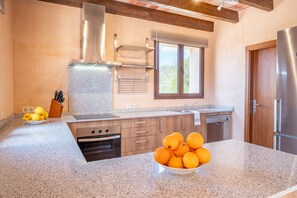 Kühlschrank, Mikrowelle, Ofen, Geschirrspüler