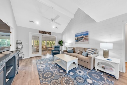 Terrific 3BR/2BA Tarpon Cottage! Great Location! Amenity access included