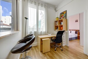 1 chambre, bureau, fer et planche à repasser, lit de bébé portatif