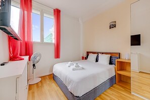 1 Schlafzimmer, Schreibtisch, Bügeleisen/Bügelbrett, Reisekinderbett