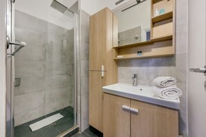 Haartrockner, Handtücher, Seife, Toilettenpapier