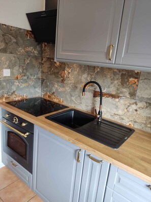 Kjøleskap, mikrobølgeovn, ovn og kokeplater