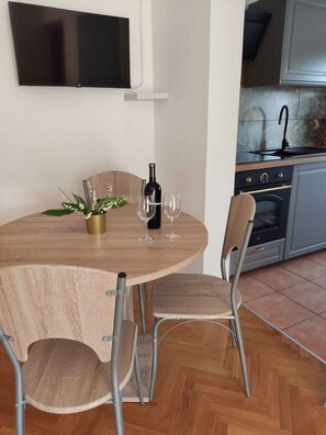Dining - Holiday apartment with air conditioning and sea view (Vir)