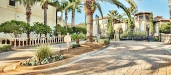 Tuscan Luxury Villa: Private Beach, Updated Kitchen, Golf Cart, Arcade, & more 🖤