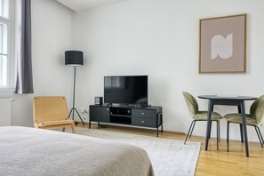 Iron/ironing board, WiFi, bed sheets - Hip Innere Stadt Studio w/ Elevator, Storage, walk to all, by Blueground (Vienna)