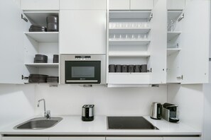 Kjøleskap, mikrobølgeovn, ovn og kokeplater