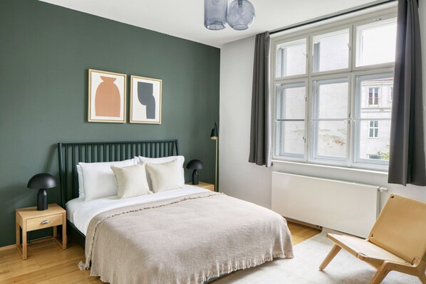 Iron/ironing board, WiFi, bed sheets - Hip Innere Stadt Studio w/ Elevator, Storage, walk to all, by Blueground (Vienna)