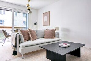 TV, stereo - Modern Mariahilf 1BR w/ Elevator, Balcony, near U4 & U6, by Blueground (Vienna)