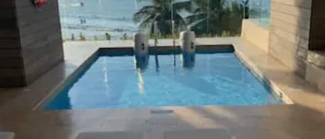 Piscine intérieure, piscine extérieure