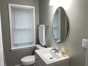 Baignoire, séchoir à cheveux, serviettes fournies, savon