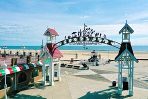Beach nearby - Large Home w Parking Steps to Beach, Boardwalk, Concerts & Festivals. (Ocean City)