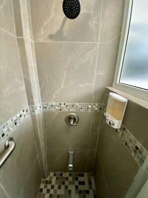 Ducha, artículos de higiene personal gratuitos, secador de pelo y jabón
