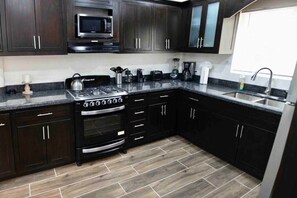 Frigorífico, microondas, horno y placa de cocina