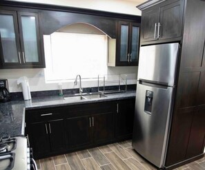 Kjøleskap, mikrobølgeovn, ovn og kokeplater