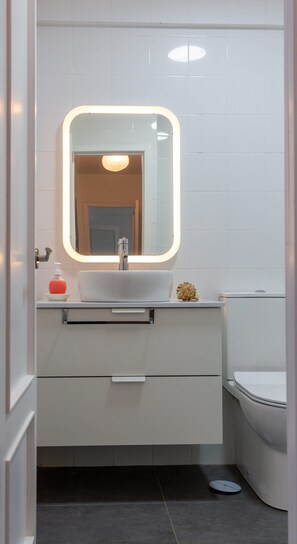 Douche, sĂšche-cheveux, bidet, serviettes fournies