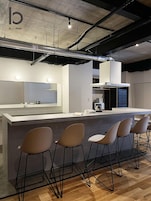 Refrigerador, microondas, placa de cocina, utensilios de cocina