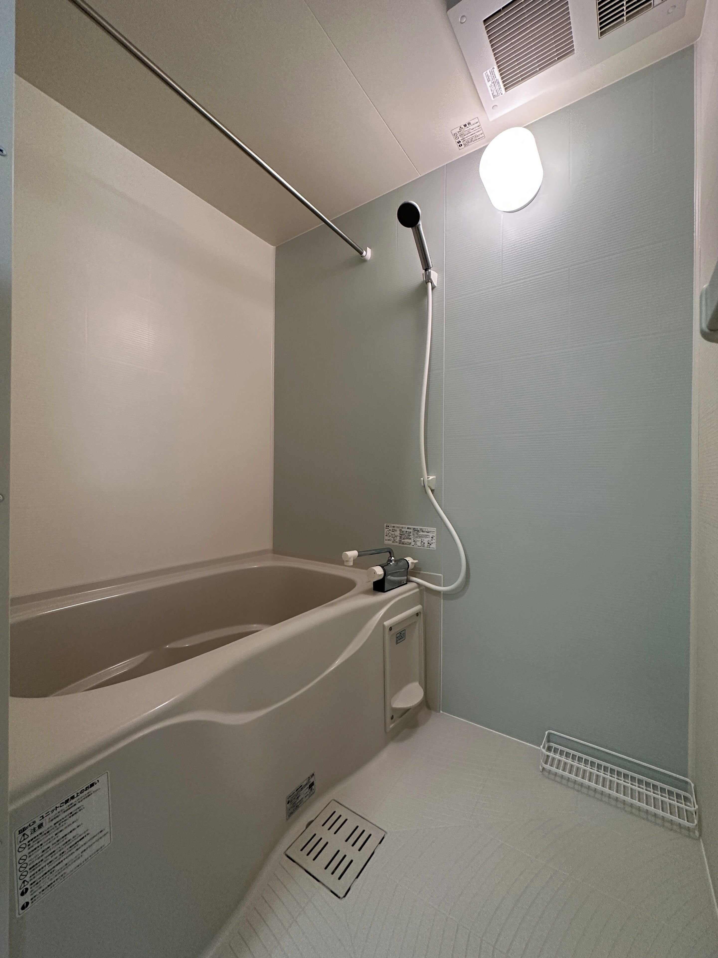 Une salle de bain avec une baignoire, une douche et des toilettes.