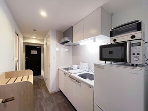 Frigorífico, microondas, placa de cocina y tostadora