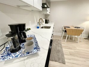 Geladeira, micro-ondas, fogão, lava-louças