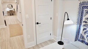 Unclassified image, 5 of 18, button - Beautiful & Modern-near Subway Parking! (Washington)