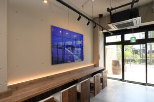 朝食、ランチ、ディナーに営業