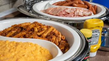 Daily buffet breakfast (JPY 1540 per person)