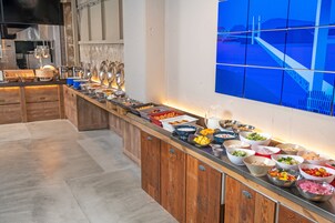 朝食 (ビュッフェ)、毎日提供 (有料)