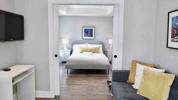 1 slaapkamer, een bureau, een laptopwerkplek