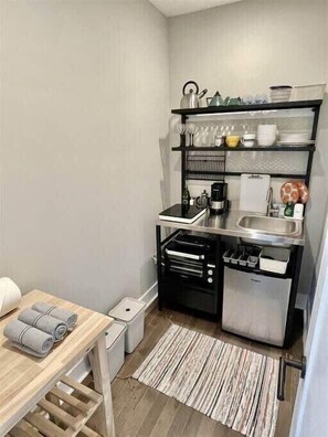 Fridge, microwave, oven, coffee/tea maker