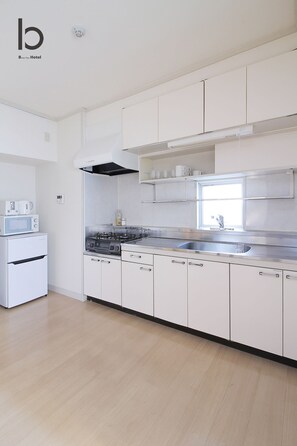 Lejlighed - 2 soveværelser - ikke-ryger (405) | Privat køkken | Køleskab, mikrobølgeovn, køkkentøj/tallerkener/redskaber