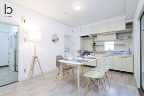 Apartment, 3 Bedrooms, Non Smoking (605) | Private kitchen | Fridge, microwave, cookware/dishes/utensils