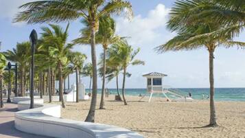 Playa en los alrededores, camastros y toallas de playa